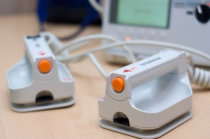 Diferen&ccedil;as entre desfibrilador e cardioversor