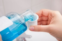 Enxaguatórios bucais: sem exageros tudo bem, mas eles também podem fazer mal à saúde! Enxaguatórios bucais: sem exageros tudo bem, mas eles também podem fazer mal à saúde!