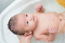 O banho do bebê O banho do bebê